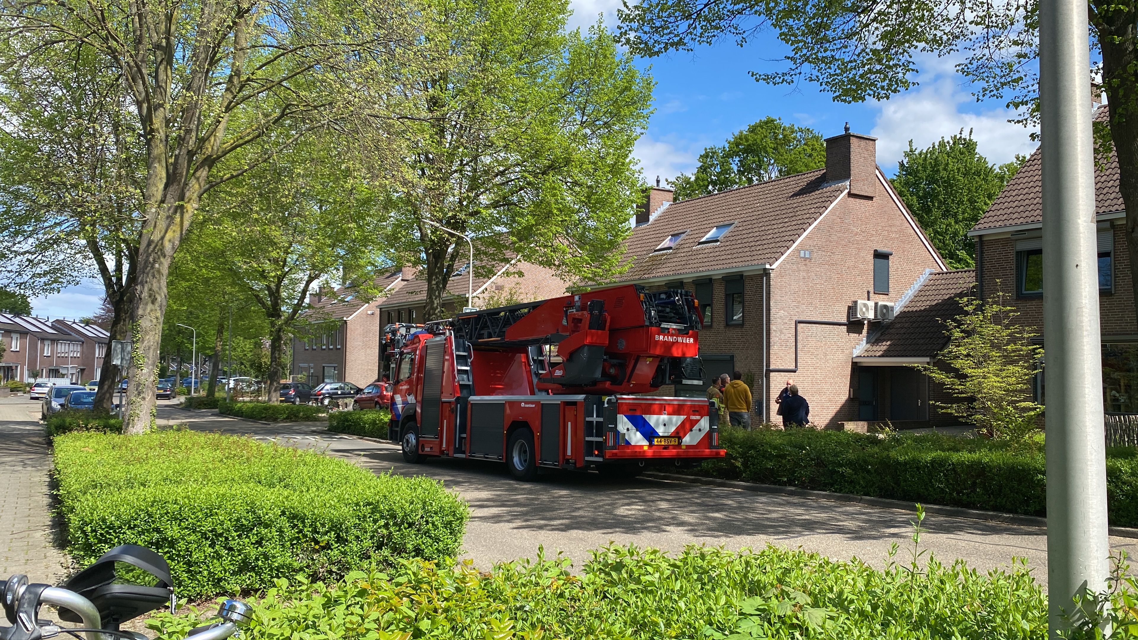 De Autoladder en de Tankautospuit zijn terplaatsen gekomen toen de Autoladder de ladder het dak op deed sprong de kat van het dak af de kat maakt het goed en heeft geen verwondingen