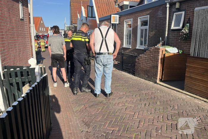 Busje moest uitwijken voor een fietser en botste toen tegen het stenen muurtje aan.