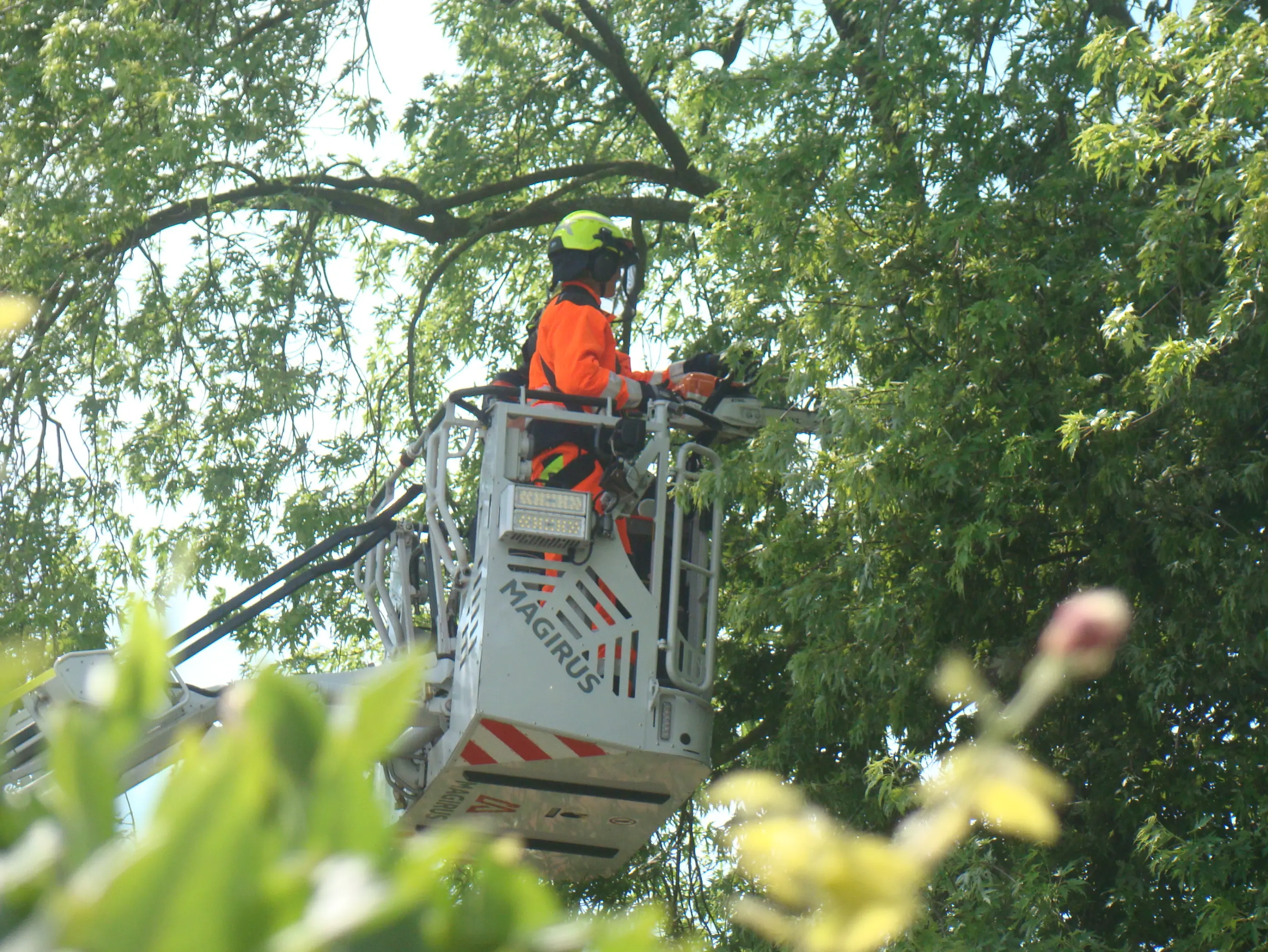 Stormschade: Tak dreigde op weg te vallen