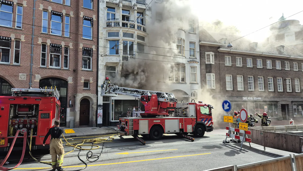 Souvenier winkel in A'Dam volledig in de as gelegd door brand